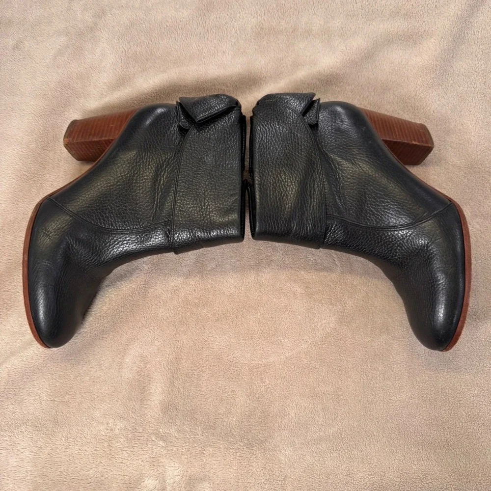 Kate Spade Black Pebbled Leather Bow Heel Ankle Boots Chic Preppy Luxe Sz 9.5M